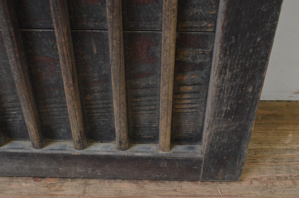 アンティーク建具　時代を経た趣が感じられる縦桟格子窓2枚セット(格子戸、板戸、引き戸)(R-068013)