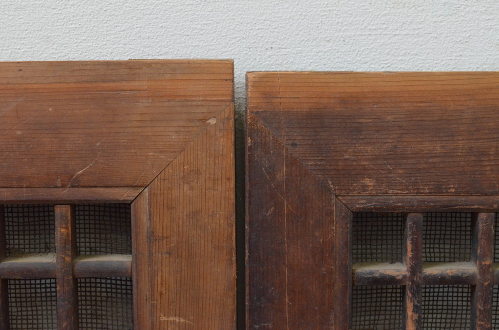 アンティーク建具　古き時代の味わいが魅力的な小さな格子窓2枚セット(引き戸、格子戸)(R-068021)