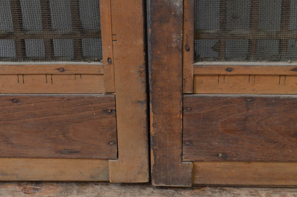 アンティーク建具　古き時代の味わいが魅力的な小さな格子窓2枚セット(引き戸、格子戸)(R-068021)