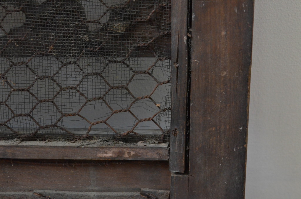 アンティーク建具　透かし彫りがお洒落な小さな格子窓2枚セット(引き戸、格子戸)(R-068023)