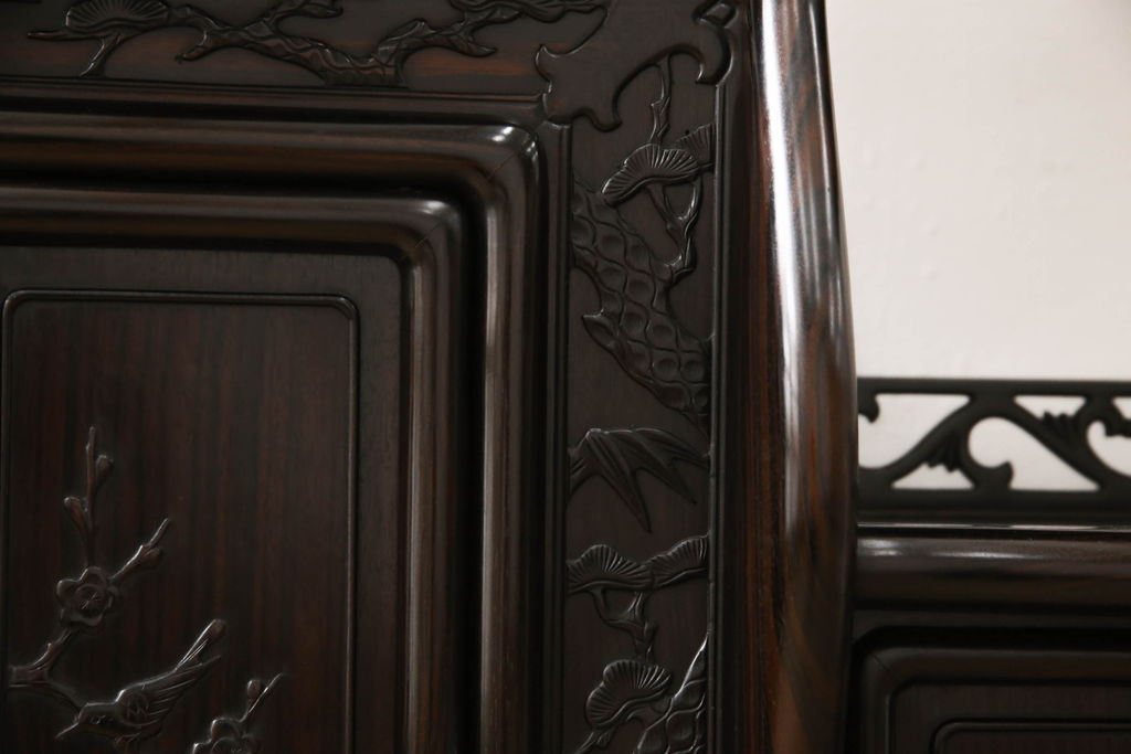 ヴィンテージ家具　黒檀　松竹梅の意匠がお見事!　丁寧な作り込みが上質な雰囲気を醸し出す飾り棚(茶棚、戸棚、ビンテージ)(R-052116)