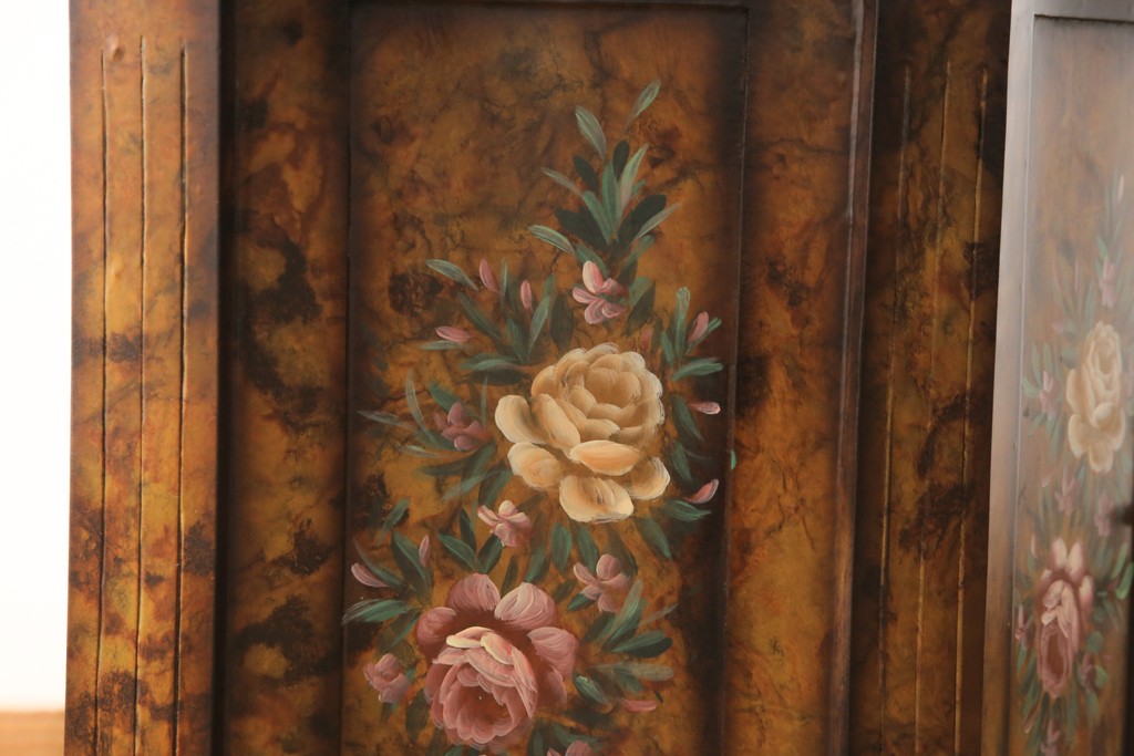 ヨーロッパビンテージ　高級品　美しい花の絵が目を引くキャビネット(サイドボード、戸棚、収納棚、ヴィンテージ)(R-055814)