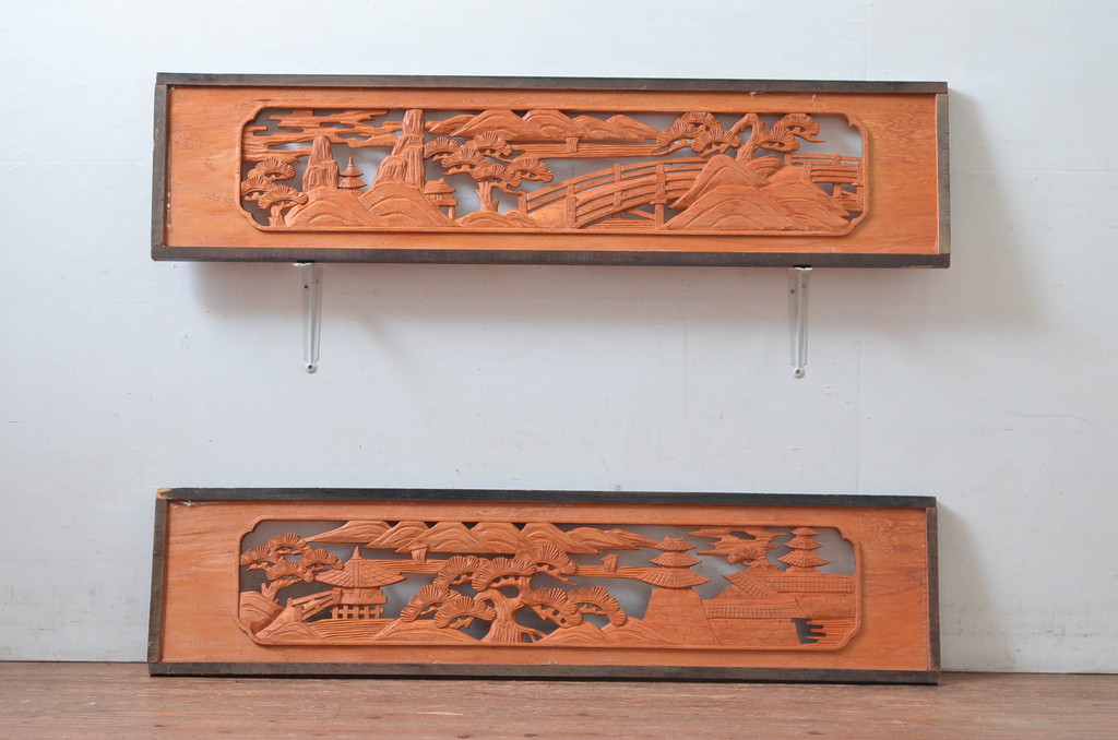 ビンテージ建具　屋久杉　松の木と風景の彫刻が風情を感じる彫刻欄間2枚セット(明かり取り、明り取り、ヴィンテージ)(R-080567)