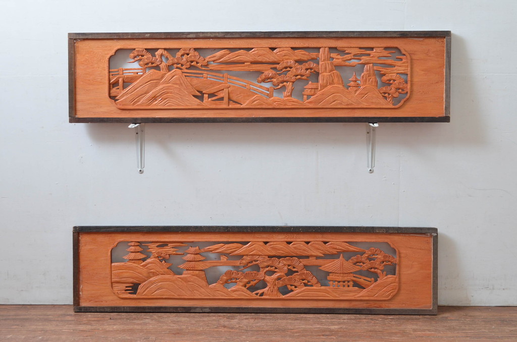 ビンテージ建具　屋久杉　松の木と風景の彫刻が風情を感じる彫刻欄間2枚セット(明かり取り、明り取り、ヴィンテージ)(R-080567)