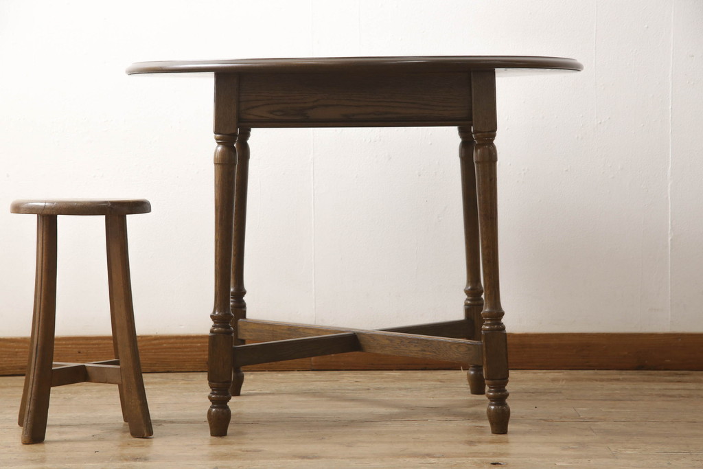 中古　横浜クラシック家具　ノックオンウッド(knockonwood)　コロニアルシリーズ(Hand Made)　クラシカルな佇まいが魅力のラウンドテーブル(カフェテーブル、コーヒーテーブル、丸テーブル)(R-065746)