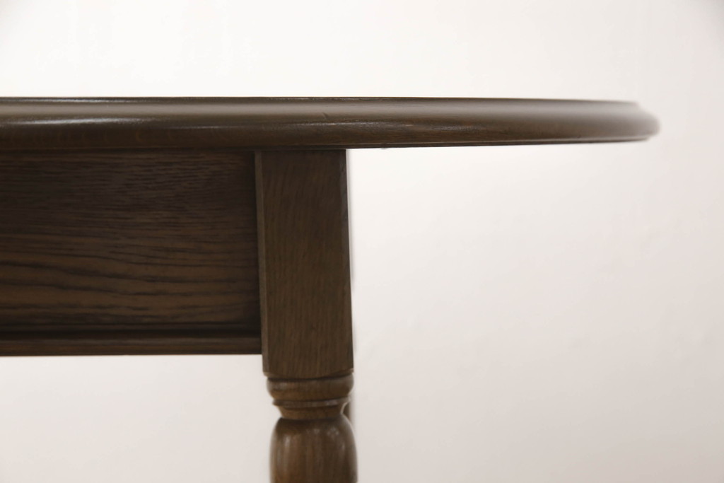 中古　横浜クラシック家具　ノックオンウッド(knockonwood)　コロニアルシリーズ(Hand Made)　クラシカルな佇まいが魅力のラウンドテーブル(カフェテーブル、コーヒーテーブル、丸テーブル)(R-065746)