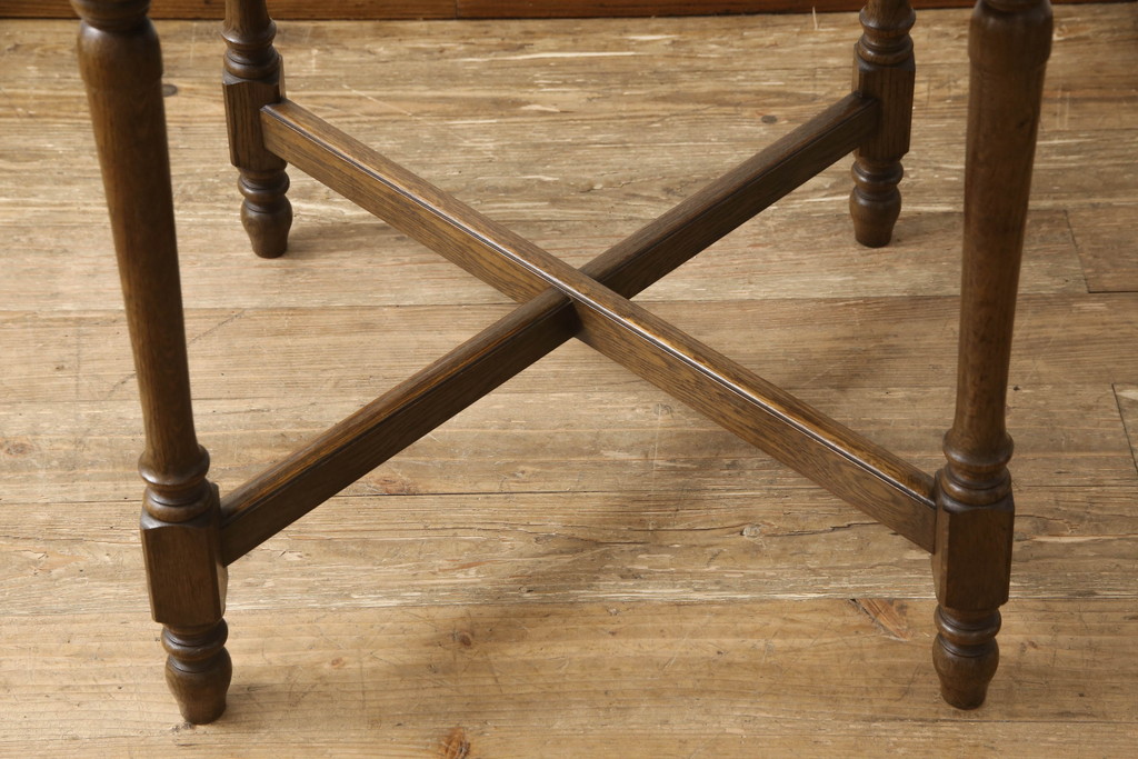 中古　横浜クラシック家具　ノックオンウッド(knockonwood)　コロニアルシリーズ(Hand Made)　クラシカルな佇まいが魅力のラウンドテーブル(カフェテーブル、コーヒーテーブル、丸テーブル)(R-065746)