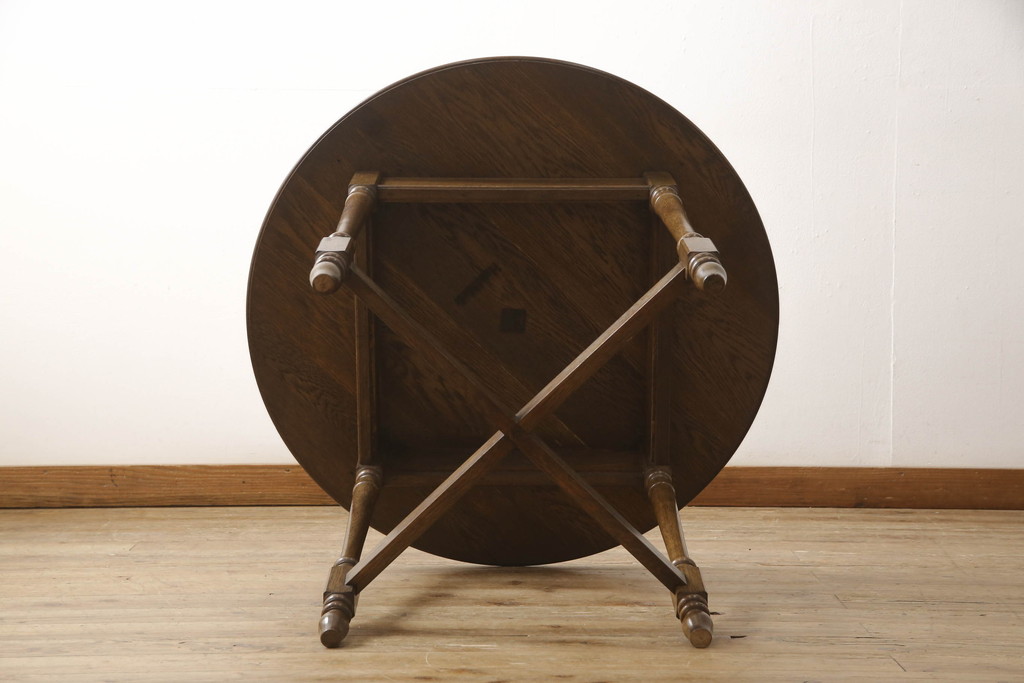 中古　横浜クラシック家具　ノックオンウッド(knockonwood)　コロニアルシリーズ(Hand Made)　クラシカルな佇まいが魅力のラウンドテーブル(カフェテーブル、コーヒーテーブル、丸テーブル)(R-065746)