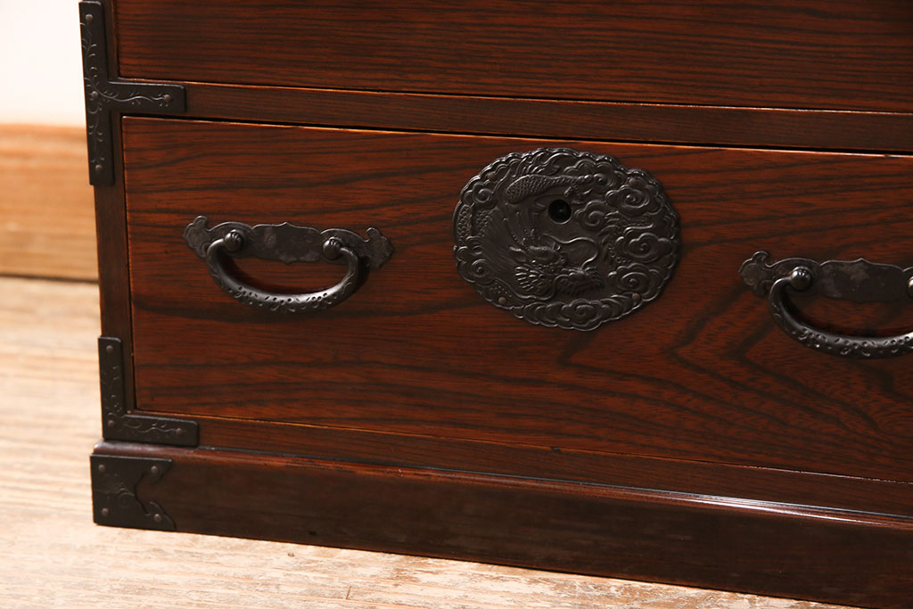 中古　超美品　本漆塗り　木地呂塗り　凝った金具が目を惹く三方ケヤキ材の縦型箪笥(タンス、小引き出し、チェスト)(R-052019)