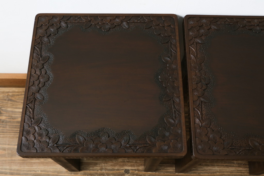 中古　軽井沢彫り　桜の彫刻をあしらった上品な佇まいのスツール2脚セット(板座チェア、椅子、イス、花台、飾り台、ディスプレイ台、バラ売り可能)(定価2脚で約20万円)(R-078983)