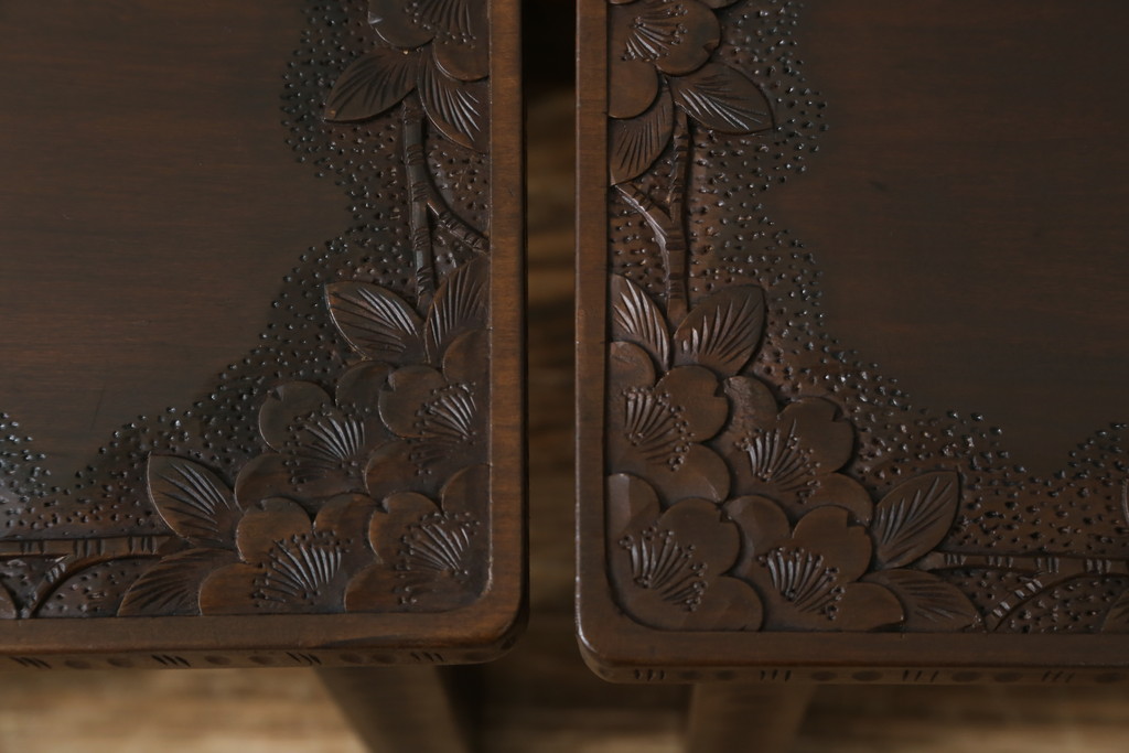 中古　軽井沢彫り　桜の彫刻をあしらった上品な佇まいのスツール2脚セット(板座チェア、椅子、イス、花台、飾り台、ディスプレイ台、バラ売り可能)(定価2脚で約20万円)(R-078983)