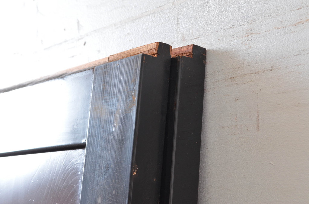 アンティーク建具　北陸産　漆塗り　梅の模様が素敵!お部屋のアクセントになるガラス帯戸2枚セット(引き戸、ガラス戸)(R-080944)