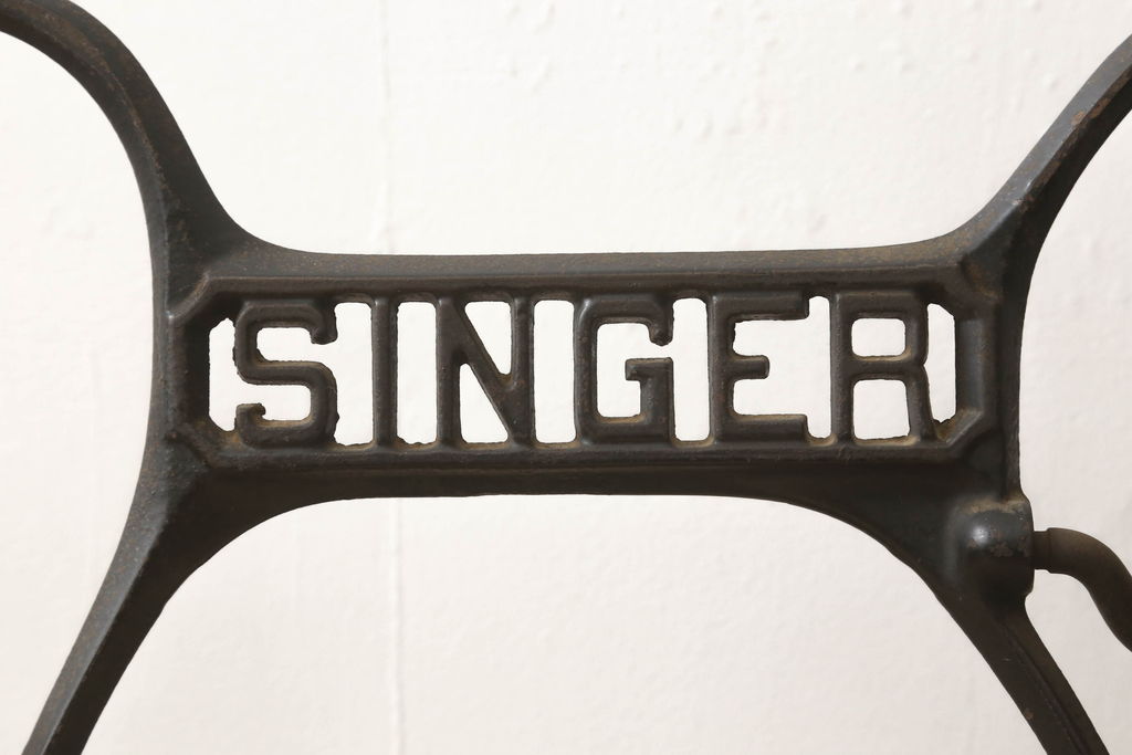 イギリスアンティーク　SINGER(シンガー)社　レトロな佇まいがお洒落なミシンの鉄脚(シンガーミシン、ミシンテーブル、ミシン台)(R-061131)