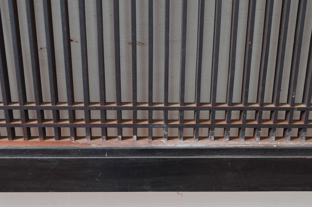 アンティーク建具　整然と並ぶ格子が目を惹く大きく立派な筬欄間2枚セット(明かり取り、明り取り、オサランマ、おさらんま、格子欄間)(R-080461)