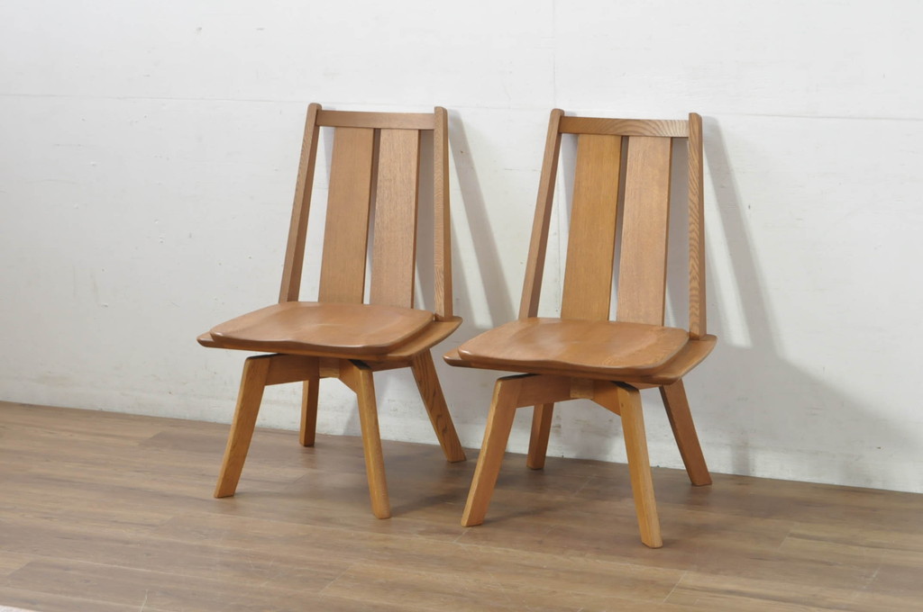 中古　美品　希少な廃番品　飛騨清見工房(HIDA kiyomi koubou)(大日家具工業)　楢(ナラ)材　無垢　ナラ無垢材がふんだんに使用された回転チェア2脚セット(板座チェア、回転イス、ダイニングチェア、椅子、バラ売り可能)(定価2脚で約16万円)(R-080672)