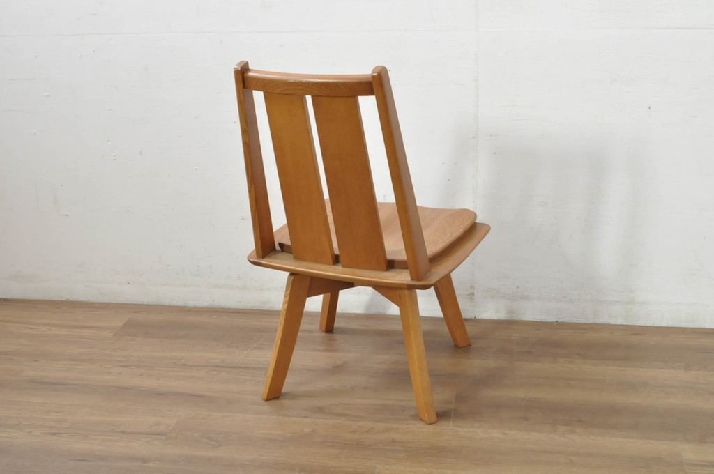 中古　美品　希少な廃番品　飛騨清見工房(HIDA kiyomi koubou)(大日家具工業)　楢(ナラ)材　無垢　ナラ無垢材がふんだんに使用された回転チェア2脚セット(板座チェア、回転イス、ダイニングチェア、椅子、バラ売り可能)(定価2脚で約16万円)(R-080672)