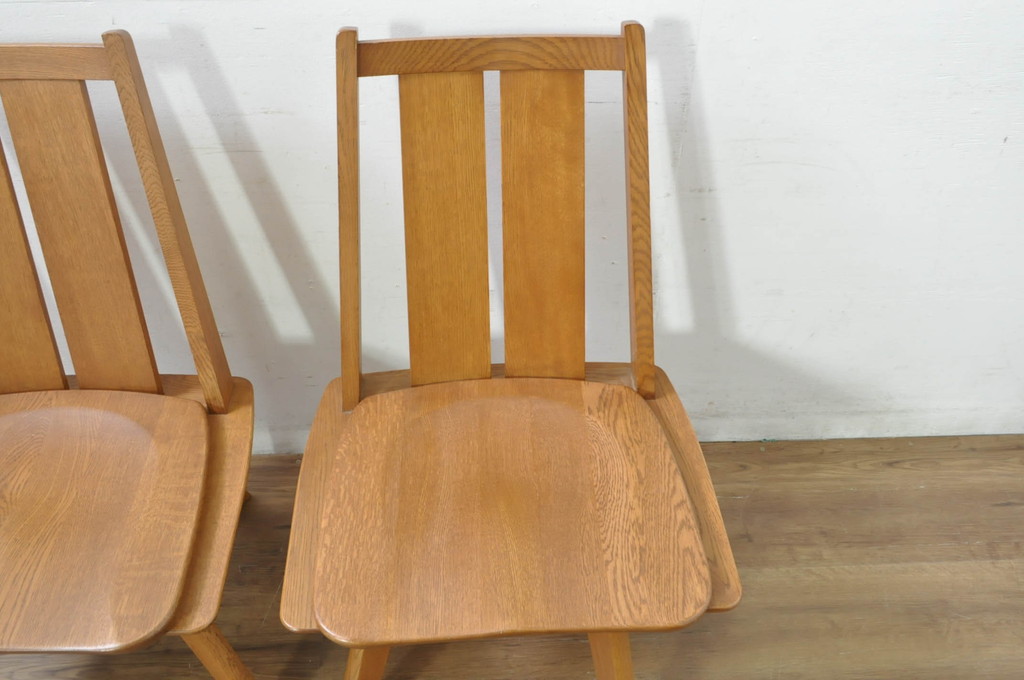 中古　美品　希少な廃番品　飛騨清見工房(HIDA kiyomi koubou)(大日家具工業)　楢(ナラ)材　無垢　ナラ無垢材がふんだんに使用された回転チェア2脚セット(板座チェア、回転イス、ダイニングチェア、椅子、バラ売り可能)(定価2脚で約16万円)(R-080672)
