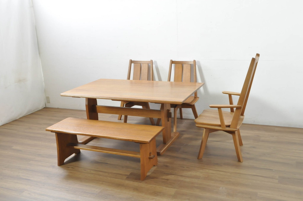中古　美品　希少な廃番品　飛騨清見工房(HIDA kiyomi koubou)(大日家具工業)　楢(ナラ)材　無垢　ナラ無垢材がふんだんに使用された回転チェア2脚セット(板座チェア、回転イス、ダイニングチェア、椅子、バラ売り可能)(定価2脚で約16万円)(R-080672)