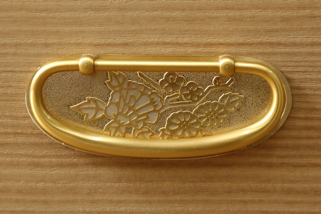 中古　美品　国産　職人手造り　繊細で美しい金具が品の良さを高める総桐箪笥(桐たんす、整理箪笥、和タンス、着物箪笥、衣装箪笥、収納たんす、引き出し、衣装盆)(R-079451)