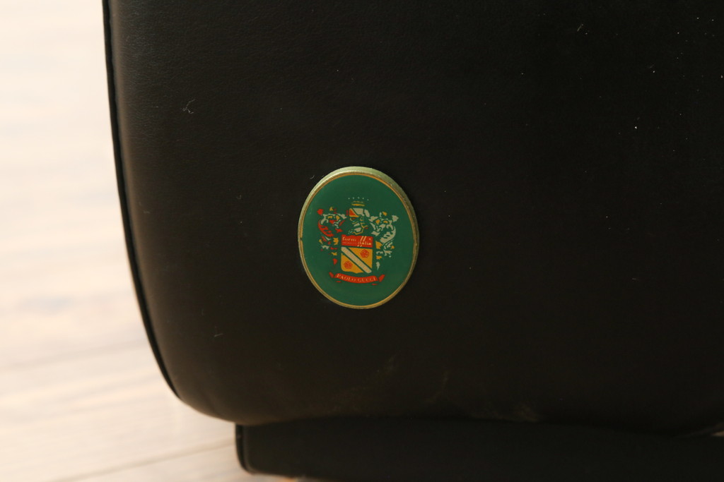 中古　GUCCI(グッチ)　本革　バラのデザインがエレガントな雰囲気を高める2人掛けレザーソファ(フォルミタリア製、二人掛け、2P)(定価約140万円)(R-053299)
