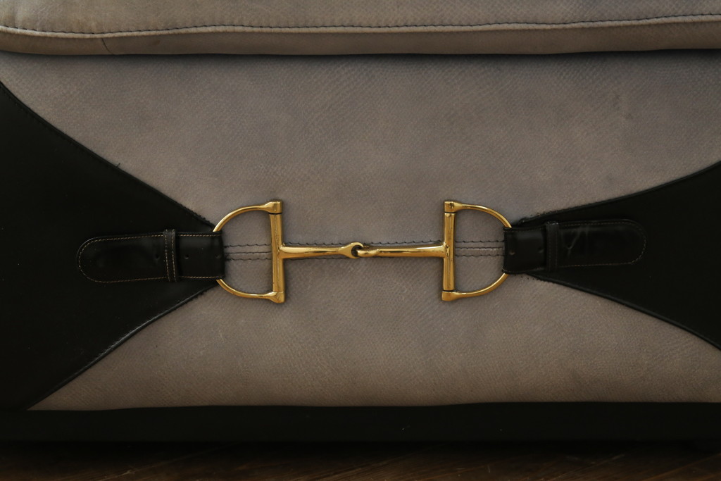 中古　GUCCI(グッチ)　本革　バラのデザインがエレガントな雰囲気を高める2人掛けレザーソファ(フォルミタリア製、二人掛け、2P)(定価約140万円)(R-053299)
