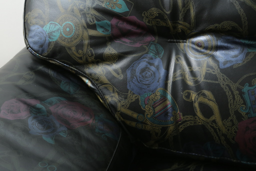 中古　GUCCI(グッチ)　本革　バラのデザインがエレガントな雰囲気を高める2人掛けレザーソファ(フォルミタリア製、二人掛け、2P)(定価約140万円)(R-053299)