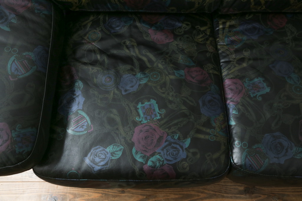 中古　GUCCI(グッチ)　本革　バラのデザインがエレガントな雰囲気を高める2人掛けレザーソファ(フォルミタリア製、二人掛け、2P)(定価約140万円)(R-053299)