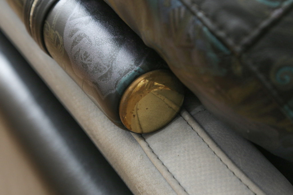 中古　GUCCI(グッチ)　本革　バラのデザインがエレガントな雰囲気を高める2人掛けレザーソファ(フォルミタリア製、二人掛け、2P)(定価約140万円)(R-053299)