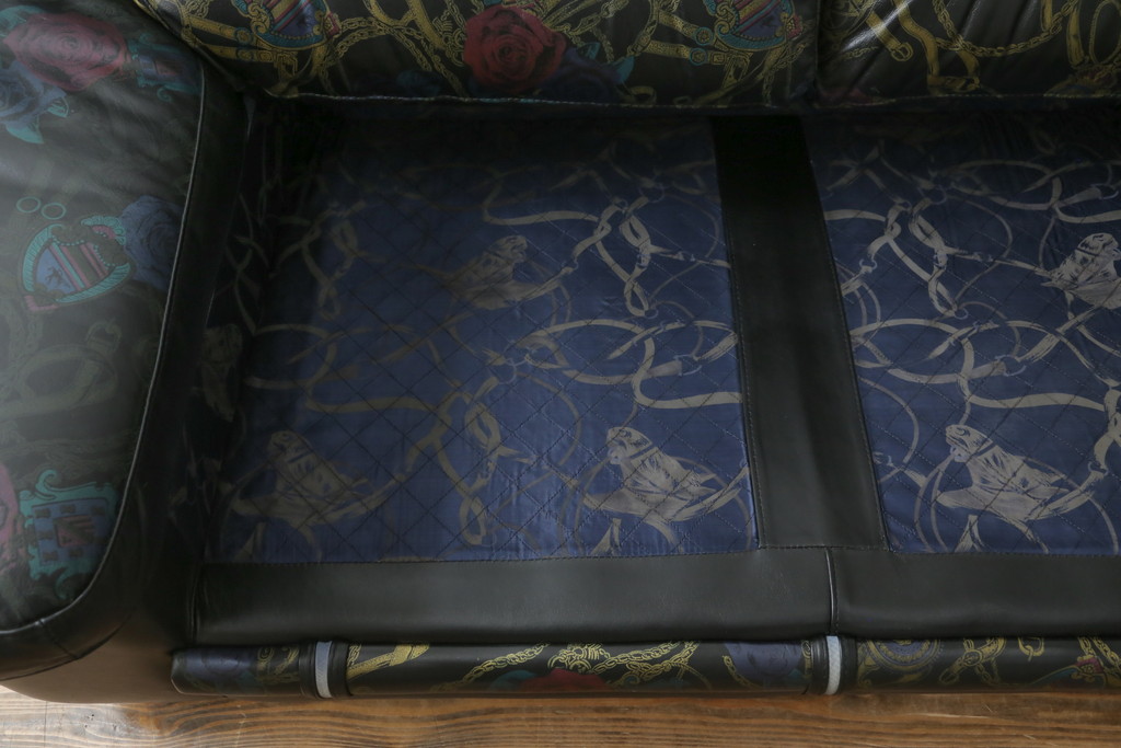 中古　GUCCI(グッチ)　本革　バラのデザインがエレガントな雰囲気を高める2人掛けレザーソファ(フォルミタリア製、二人掛け、2P)(定価約140万円)(R-053299)