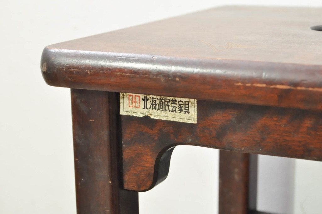 中古　北海道民芸家具　落ち着きのある空間づくりにおすすめのスツール2脚セット(花台、板座、飾り台、ディスプレイ台、バラ売り可能)(R-080702)