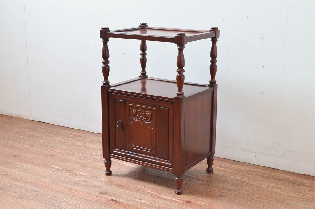 中古　美品　国会議事堂納品の高級家具メーカー　徳田家具　上品な佇まいで存在感のあるサイドキャビネット(サイドテーブル、コンソールテーブル、ナイトテーブル、収納棚、戸棚、電話台、花台、飾り棚、陳列棚、ディスプレイ棚、置柵、店舗什器)(R-082010)