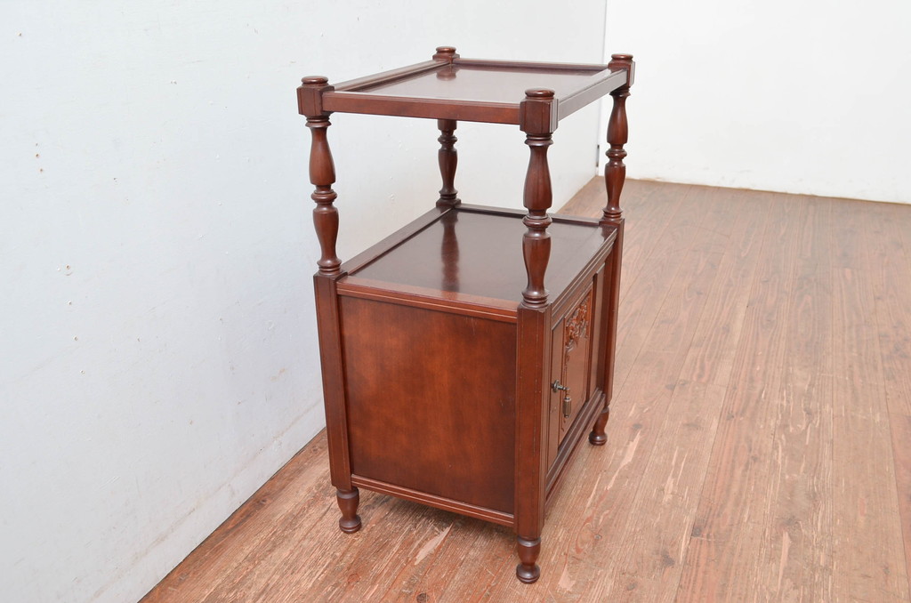 中古　美品　国会議事堂納品の高級家具メーカー　徳田家具　上品な佇まいで存在感のあるサイドキャビネット(サイドテーブル、コンソールテーブル、ナイトテーブル、収納棚、戸棚、電話台、花台、飾り棚、陳列棚、ディスプレイ棚、置柵、店舗什器)(R-082010)