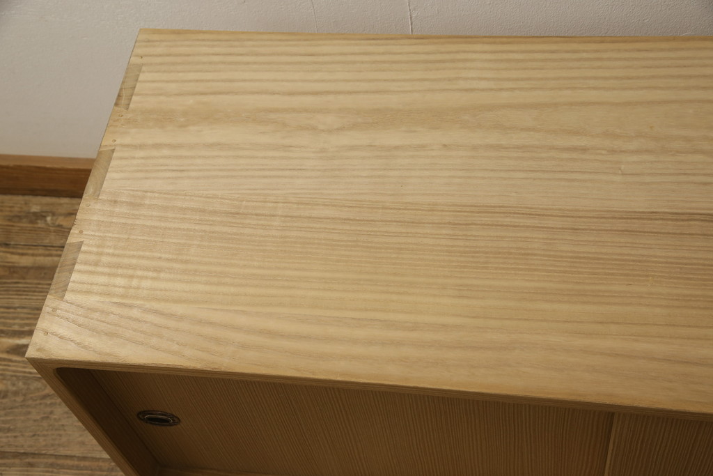 中古　美品　国産　職人手造り　脚または台輪リメイク　上品な佇まいが魅力の総桐箪笥ローボード(桐たんす、テレビ台、テレビボード、収納棚、戸棚)(R-059959)