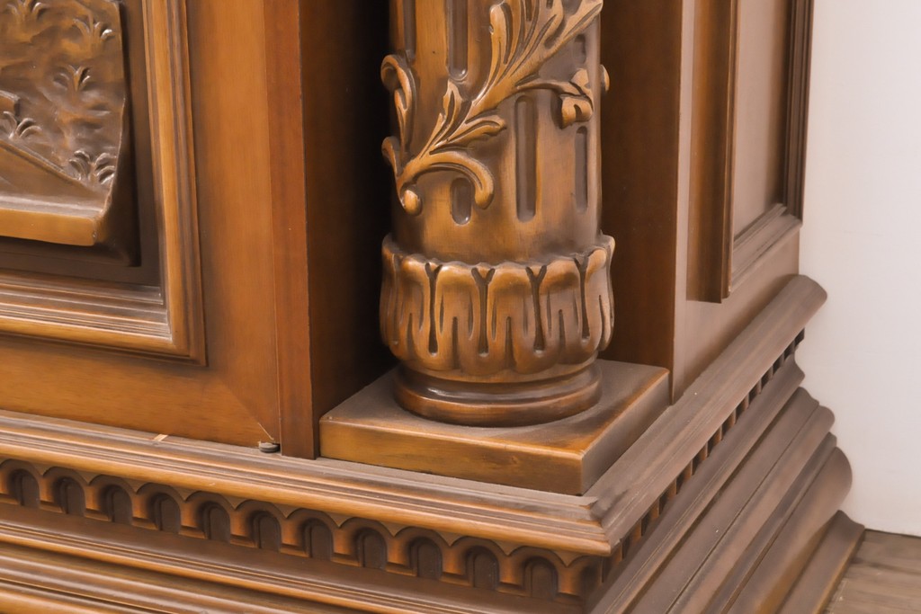 中古 イタリア家具 最高級 素晴らしい彫刻がまるで芸術品!置くだけで目を引く特大サイドボード(キャビネット、カウンターテーブル、収納棚、戸棚