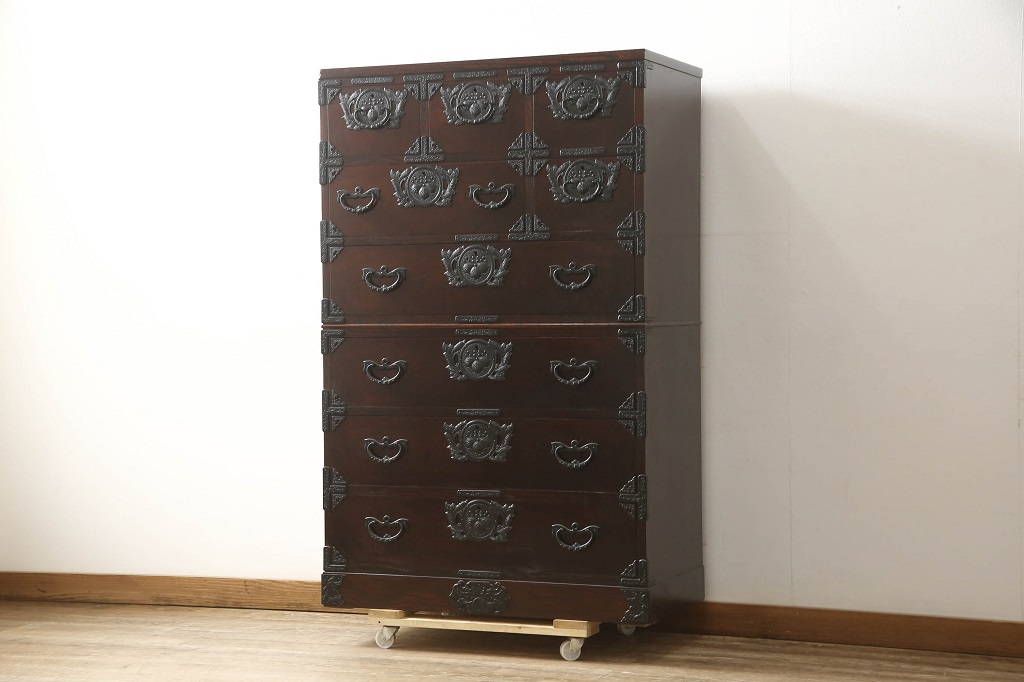 中古　美品　岩谷堂箪笥　希少サイズ　重厚感のある金具が魅力的な重ね箪笥(洋服タンス、衣装箪笥、和箪笥、収納箪笥、引き出し、上下バラ売り可能)(R-060137)