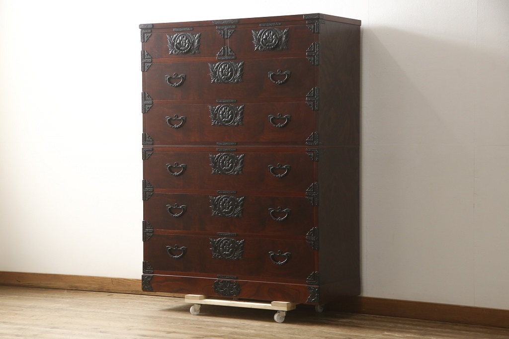 中古　美品　2段重ね　岩谷堂箪笥　重厚感ある佇まいが魅力的な衣装タンス(和箪笥、引き出し、収納箪笥、上下バラ売り可能)(R-059625)
