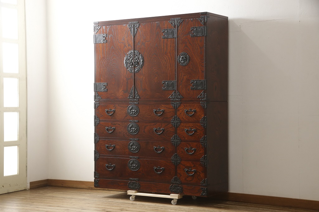 中古　美品　岩谷堂箪笥　北国2号　重厚な雰囲気の収納棚付き衣装箪笥(整理タンス、和タンス、引き出し、上下バラ売り可能)(定価約96万円)(R-059256)