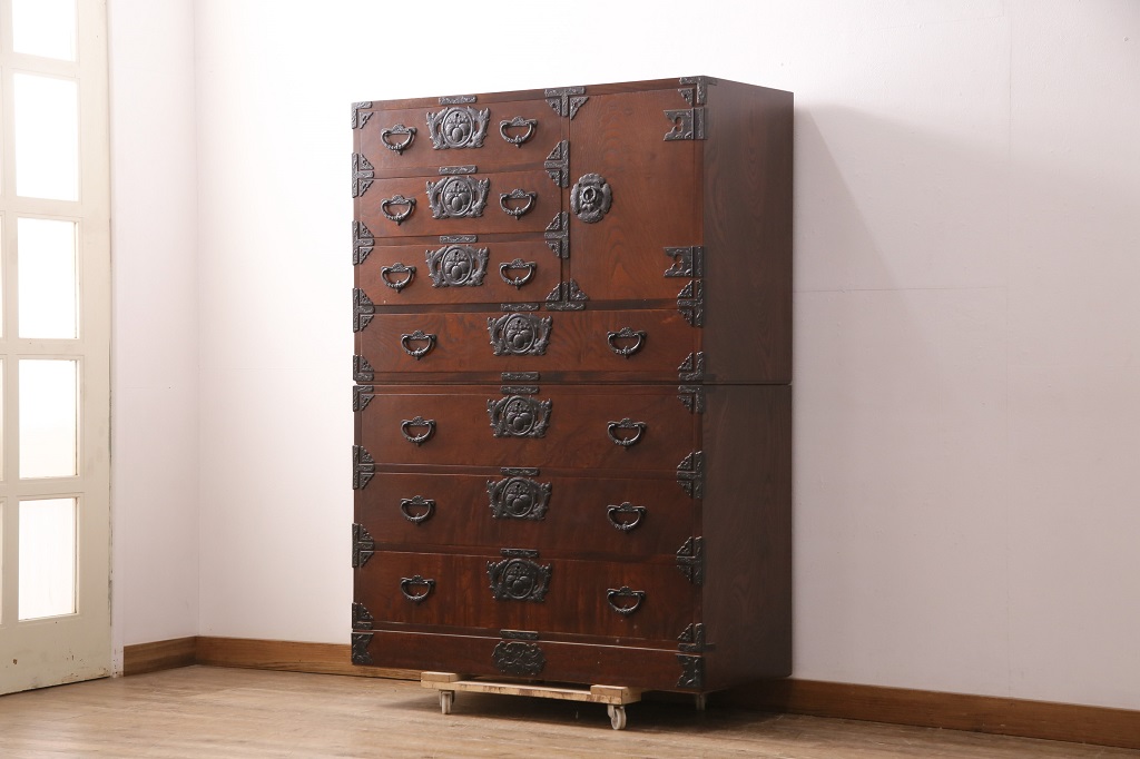 中古　岩谷堂箪笥　黒々とした金具が堂々とした存在感を放つ重ね箪笥(引き出し、衣装箪笥、収納タンス、上下バラ売り可能)(R-050473)