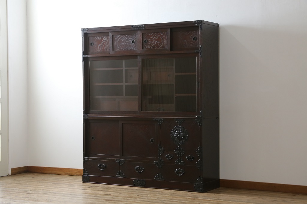 中古　美品　桜木作　岩谷堂箪笥　深い木色と立派な金具が凛とした雰囲気を醸し出す茶箪笥(収納棚、戸棚、茶棚、キャビネット、茶たんす、上下バラ売り可能)(定価約100万円)(R-053577)