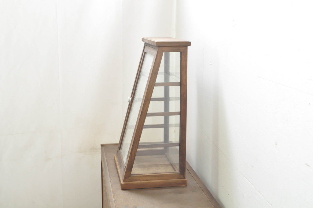 中古　民芸家具　国産　職人手作り　総欅(ケヤキ)材　卓上台形ガラスケース(Gケース、ショーケース、ディスプレイケース、コレクションケース、飾り棚、陳列棚、店舗什器)(R-080751)
