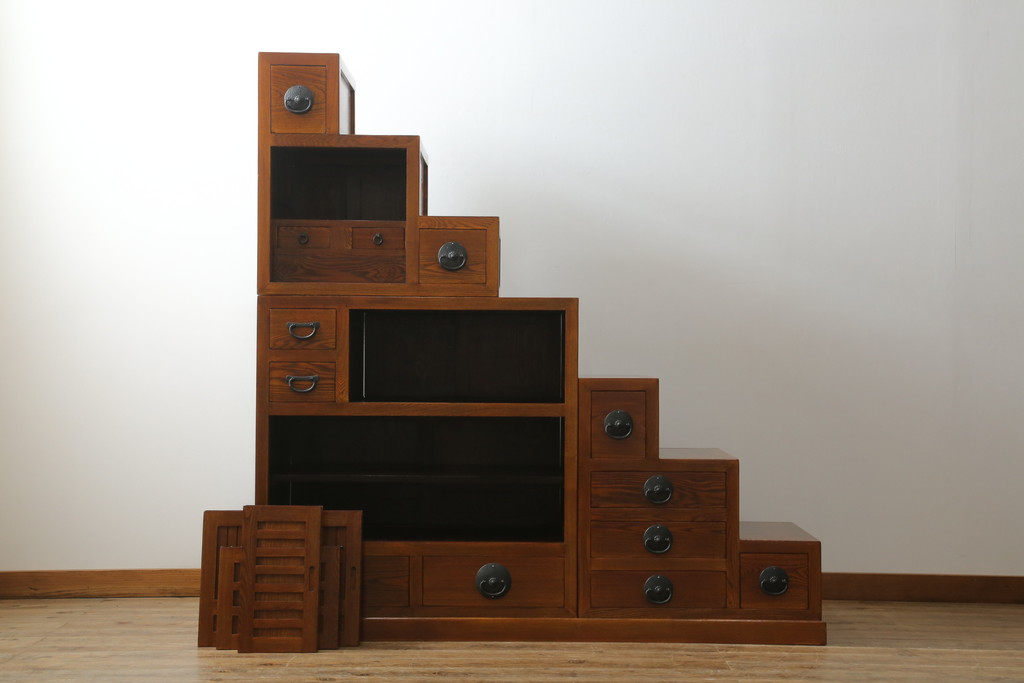 中古　美品!!　楡(ニレ)材　組み合わせ式　収納力抜群!!金具の素敵な両面使いできる階段箪笥(和箪笥、和タンス、収納箪笥)(R-075079)