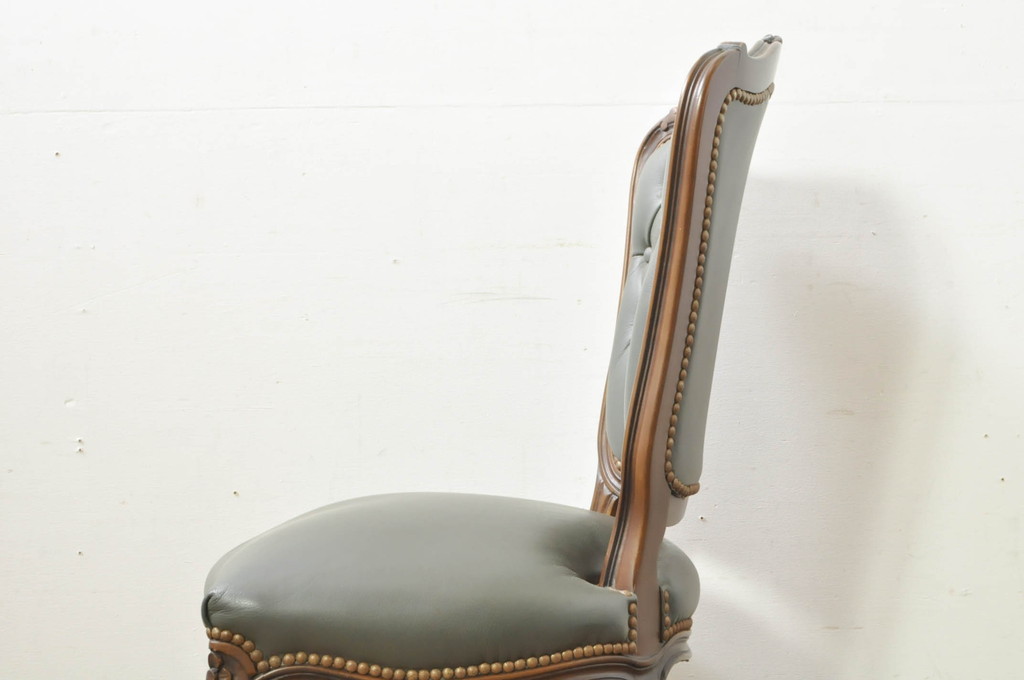 中古　カリモク家具(karimoku)　domani(ドマーニ)　Louis(ルイ)XVシリーズ　本革(レザー)　シックでクラシカルな雰囲気漂うダイニングチェア4脚セット(椅子、イス)(定価4脚で約200万円)(R-076576)