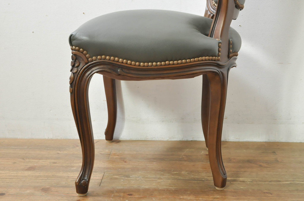 中古　カリモク家具(karimoku)　domani(ドマーニ)　Louis(ルイ)XVシリーズ　本革(レザー)　シックでクラシカルな雰囲気漂うダイニングチェア4脚セット(椅子、イス)(定価4脚で約200万円)(R-076576)