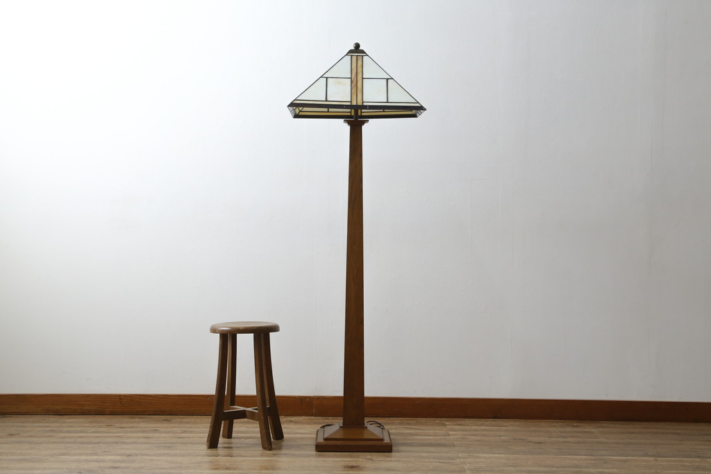 中古　美品　アメリカ　Stickley(スティックレー、スティックレイ)　Mission Collection(ミッション・コレクション)　コンテンポラリー　モダンデザインのステンドグラスシェードが目を引くフロアランプ(フロアスタンド、スタンド照明、シェードライト)(定価約28万円)(R-081281)