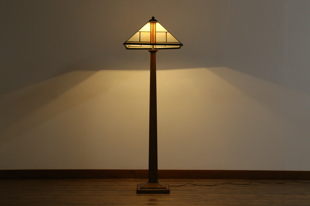中古　美品　アメリカ　Stickley(スティックレー、スティックレイ)　Mission Collection(ミッション・コレクション)　コンテンポラリー　モダンデザインのステンドグラスシェードが目を引くフロアランプ(フロアスタンド、スタンド照明、シェードライト)(定価約28万円)(R-081281)