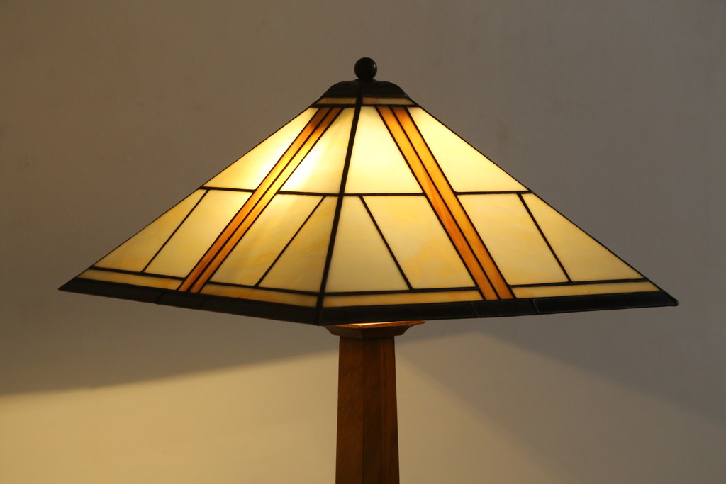 中古　美品　アメリカ　Stickley(スティックレー、スティックレイ)　Mission Collection(ミッション・コレクション)　コンテンポラリー　モダンデザインのステンドグラスシェードが目を引くフロアランプ(フロアスタンド、スタンド照明、シェードライト)(定価約28万円)(R-081281)