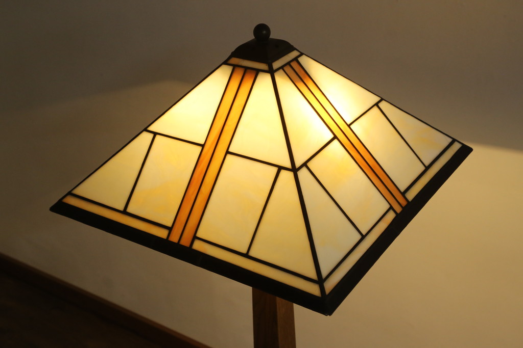 中古　美品　アメリカ　Stickley(スティックレー、スティックレイ)　Mission Collection(ミッション・コレクション)　コンテンポラリー　モダンデザインのステンドグラスシェードが目を引くフロアランプ(フロアスタンド、スタンド照明、シェードライト)(定価約28万円)(R-081281)