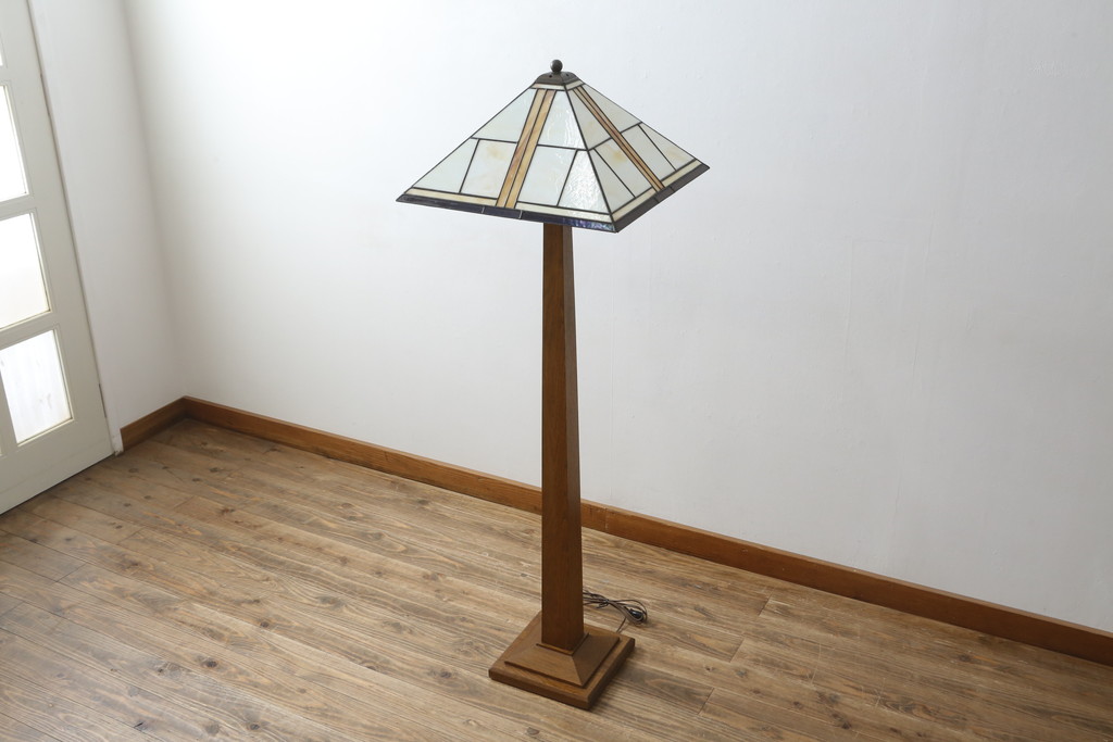 中古　美品　アメリカ　Stickley(スティックレー、スティックレイ)　Mission Collection(ミッション・コレクション)　コンテンポラリー　モダンデザインのステンドグラスシェードが目を引くフロアランプ(フロアスタンド、スタンド照明、シェードライト)(定価約28万円)(R-081281)