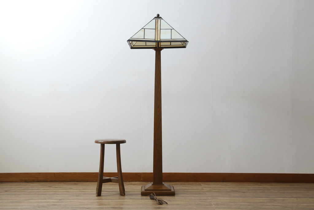 中古　美品　アメリカ　Stickley(スティックレー、スティックレイ)　Mission Collection(ミッション・コレクション)　コンテンポラリー　モダンデザインのステンドグラスシェードが目を引くフロアランプ(フロアスタンド、スタンド照明、シェードライト)(定価約28万円)(R-081281)