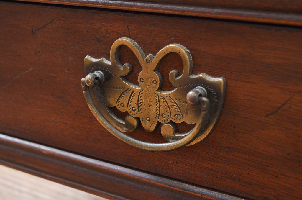 中古　ヘンレドン(HENREDON)　李朝　シノワズリ(chinoiserie)デザイン　オリエンタルなデザインが目を引くサイドテーブル(花台、電話台、飾り台、ナイトテーブル、コンソールテーブル、米国)(R-082016)
